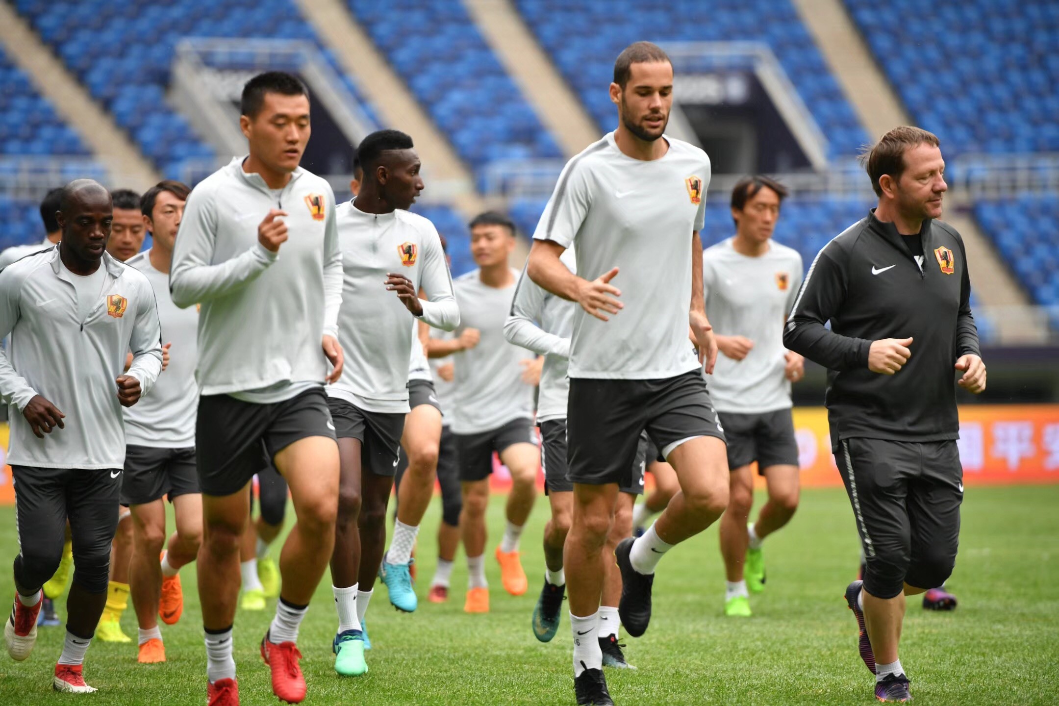 开云-冲刺阶段上海久事远射贴柱：欧联节点到来，压力陡增，赛程密集仍需轮换