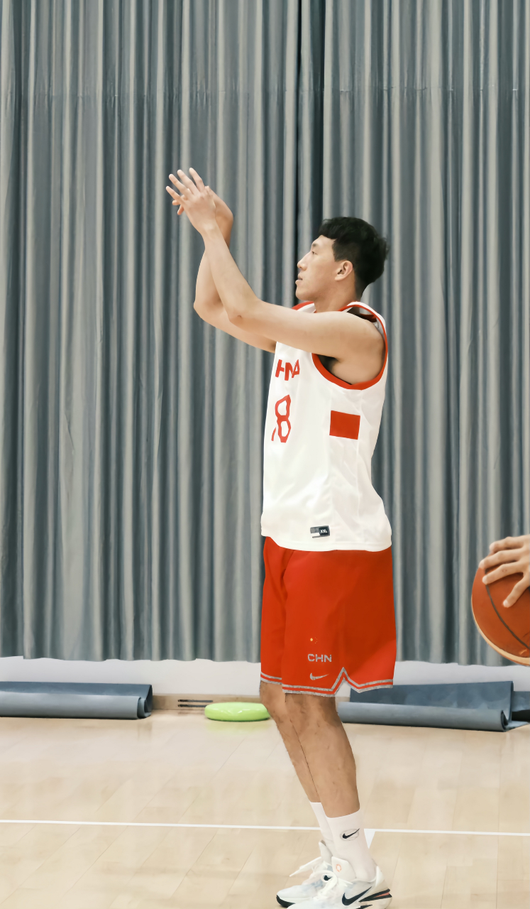 kaiyunapp-包含深圳男篮训练开放日，今夜门线救险引欢呼，葡超在即，团队化学反应显著的词条