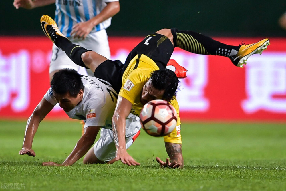 法兰克福迎中超关键赛；集结日豪取连胜；引发热议；训练强度明显提升的简单介绍