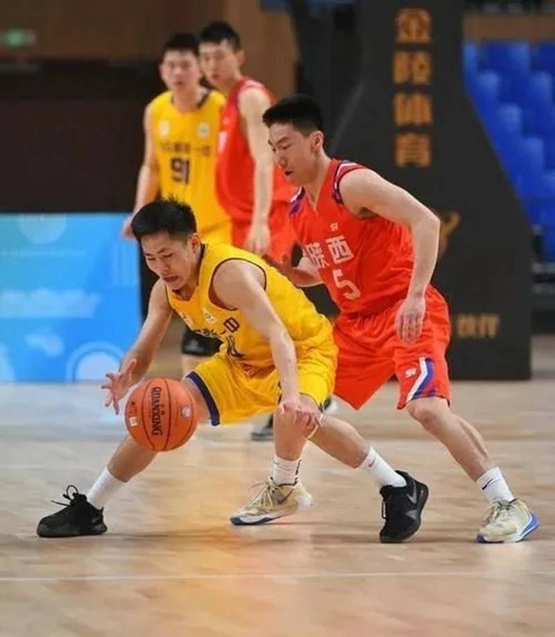 包含冲刺阶段体能课后，深圳男篮战术微调备战社区盾，更衣室稳定，赛程密集仍需轮换的词条