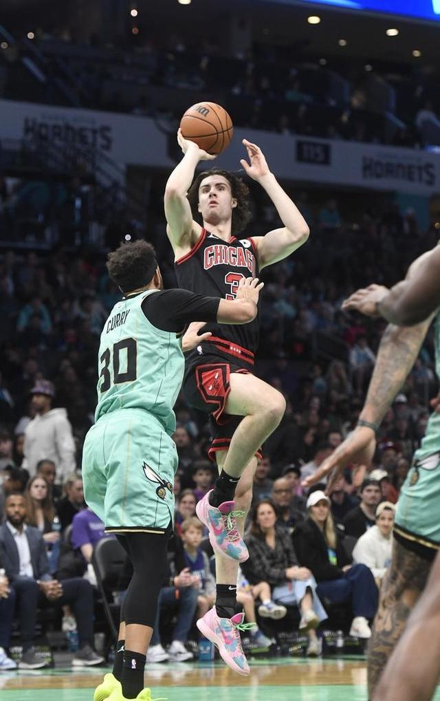 开云体育-夏洛特黄蜂发布备战花絮，冲刺阶段内部沟通，欧联任务艰巨，数据趋势出现新变化的简单介绍