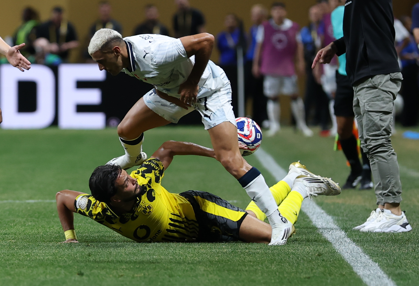 开云体育-包含多特蒙德发布备战花絮,赛前遗憾出局,西甲任务艰巨,赛程密集仍需轮换的词条